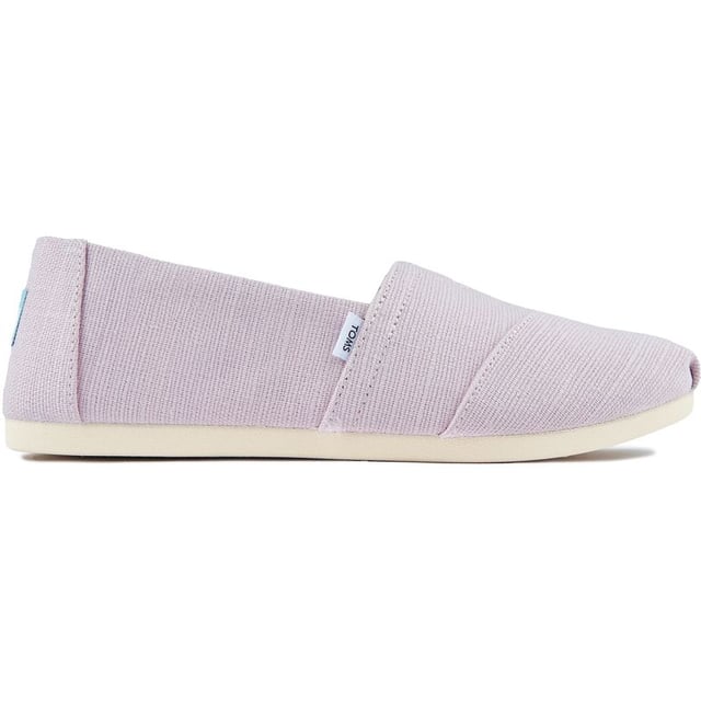 Celebre la próxima primavera con estos hermosos. Zapatos sin cordones Alpargata de color morado pálido con una parte superior ligera con un forro estampado. Se complementan además con una tapa del talón con la marca y una etiqueta con la marca TOMS en el lateral. El duradero. La suela cómoda y la plantilla transpirable garantizan un uso cómodo durante todo el día. Devuelve la primavera a tus pasos con estas icónicas zapatillas de deporte.