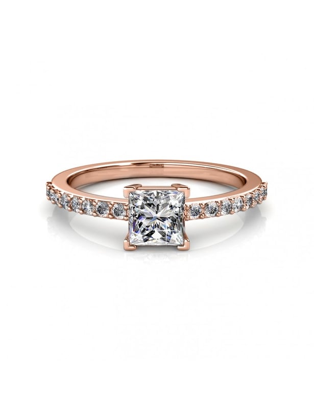 Simple Square-ringen är pläterad i 18k roséguld och infattad med gnistrande kristaller. Den kommer att vara perfekt för att ge dig en boost av utstrålning, dag som natt.