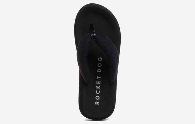 Sandalias negras Rocket Dog Sunset para mujer, confeccionadas en textil y suela de goma. Cuentan con tiras acolchadas, tira de la puntera suave y plantilla acolchada.