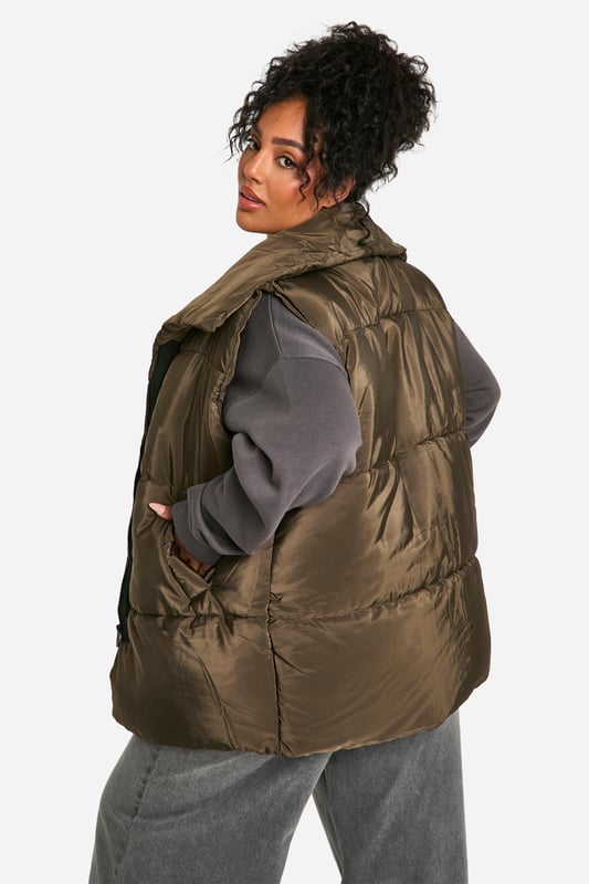 Add the finishing touch to your outfit with this outerwear piece from our women's plus size coats range. A wardrobe staple that's perfect for layering, this style provides added warmth and adds an extra something to your fit. Made with added fabric for the perfect fit, this piece is a whole vibe - just throw on over your fave outfit and you're sorted. Whether you choose a plus size denim jacket or keep things cosy in winter with a plus size teddy coat we've got the hottest coats for curvy girls that are always on-trend. Style: GiletFabric: NylonLength: LonglineNeckline: CollaredSleeve Length: Sleeveless