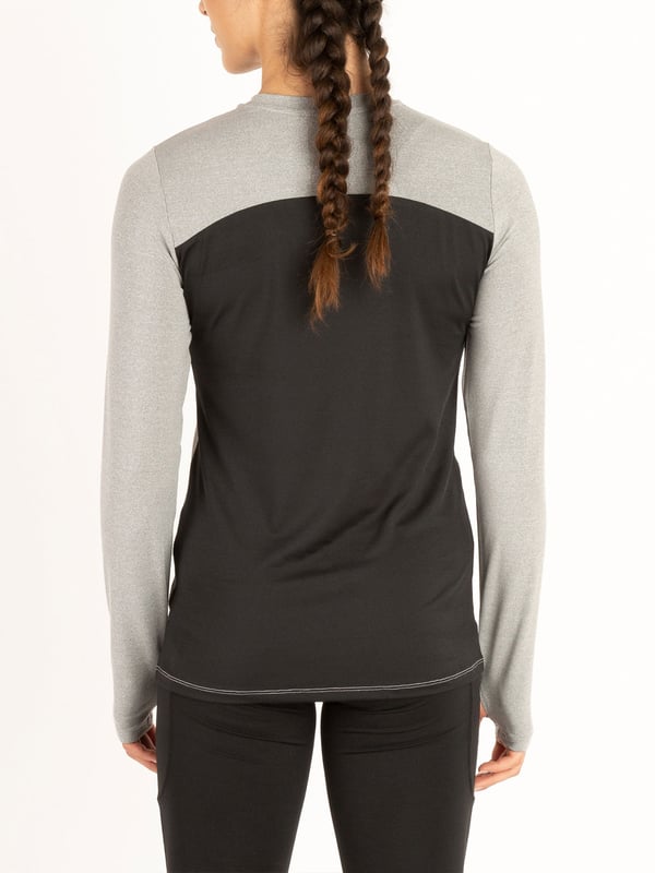 Train in style with this long sleeve crew neck top from the LUKE womenswear performance range. Cut from a high performance, recycled fabrication, it is designed with comfort, sustainability and flexibility in mind. The fabric has moisture absorbing properties and elastic fibres for ultimate support when on the move. This piece is complete with the brands iconic rubberised lion head badge.