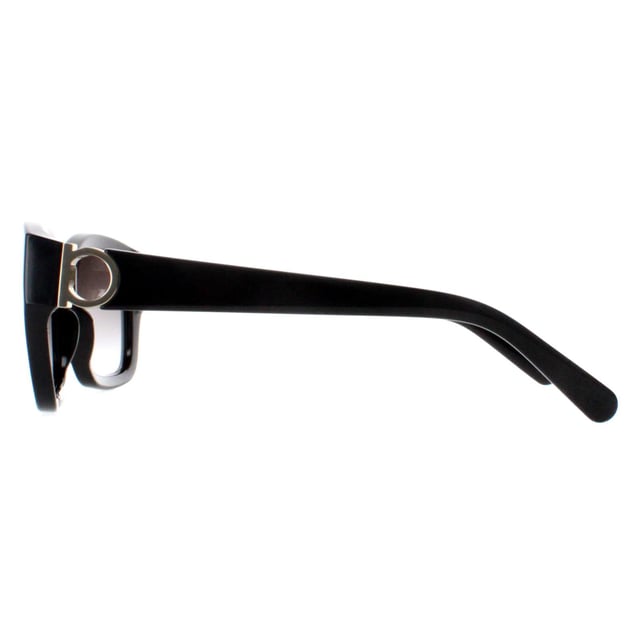 Las gafas de sol Salvatore Ferragamo SF1012S 001 negro gris degradado estÃ¡n meticulosamente elaboradas con los mejores materiales. Encarnan la elegancia atemporal y el lujo moderno. La elegante montura de acetato estÃ¡ adornada con el emblemÃ¡tico logotipo de Salvatore Ferragamo, sÃ­mbolo de artesanÃ­a y estilo impecables. Con su diseÃ±o de gran tamaÃ±o y sus elegantes lentes, estas gafas de sol destilan glamour sin esfuerzo, al tiempo que proporcionan una protecciÃ³n UV esencial.