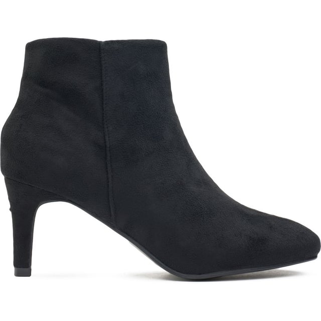 Betreed de catwalk en stap in de spotlight met de Solesister Dina Heel, het toonbeeld van chique verfijning. Deze oogverblindende zwarte lage enkellaarsjes hebben een tijdloos ontwerp met ronde neus en elegante hakken die beloven je stijl en gestalte te verbeteren. Gemaakt van premium suède-look materialen, zijn zowel het bovenwerk als de zool ontworpen voor blijvende duurzaamheid en comfort. Perfect voor een avondje uit of een dag op kantoor, de Dina Heel voegt een vleugje glamour toe aan elke outfit!