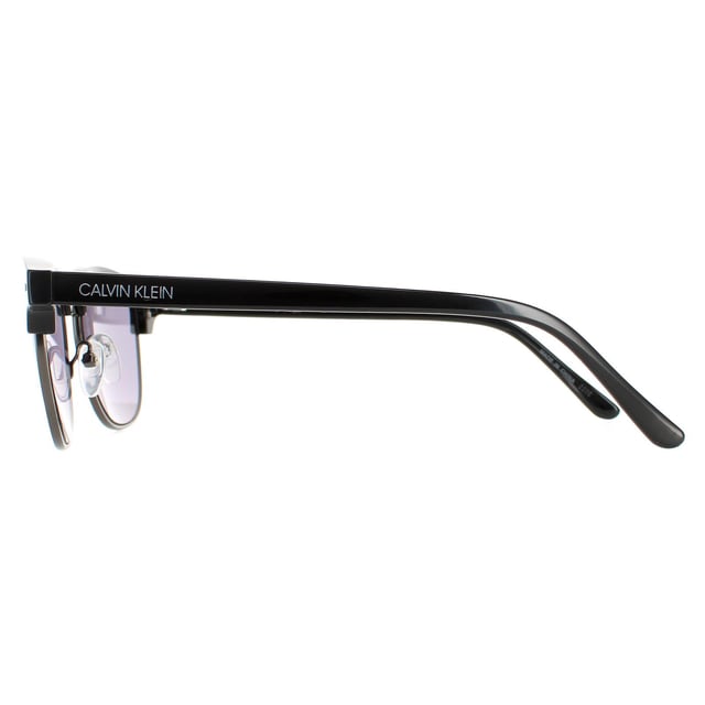 Calvin Klein Square Mens Shiny Black Solid Smoke CK20314S Las CK20314S son un elegante estilo cuadrado fabricado en acetato ligero. Las plaquetas nasales de silicona garantizan comodidad durante todo el día. Las patillas finas llevan el logotipo de Calvin Klein para mayor autenticidad.