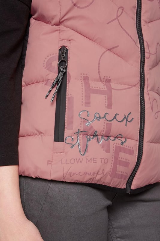 Een decoratieve logoprint siert de voorkant van het gewatteerde vest van SOCCX voor dames. Ook staat er een kleine print op de bovenrug. Het vest voelt heerlijk licht aan, heeft contrasterende strepen aan de zijkanten en een elastische boord. Ook is het voorzien van praktische zakken met rits. Zeer aangenaam om te dragen, comfortabel en sportief gesneden tegelijk. Kan met veel kledingstukken worden gecombineerd.