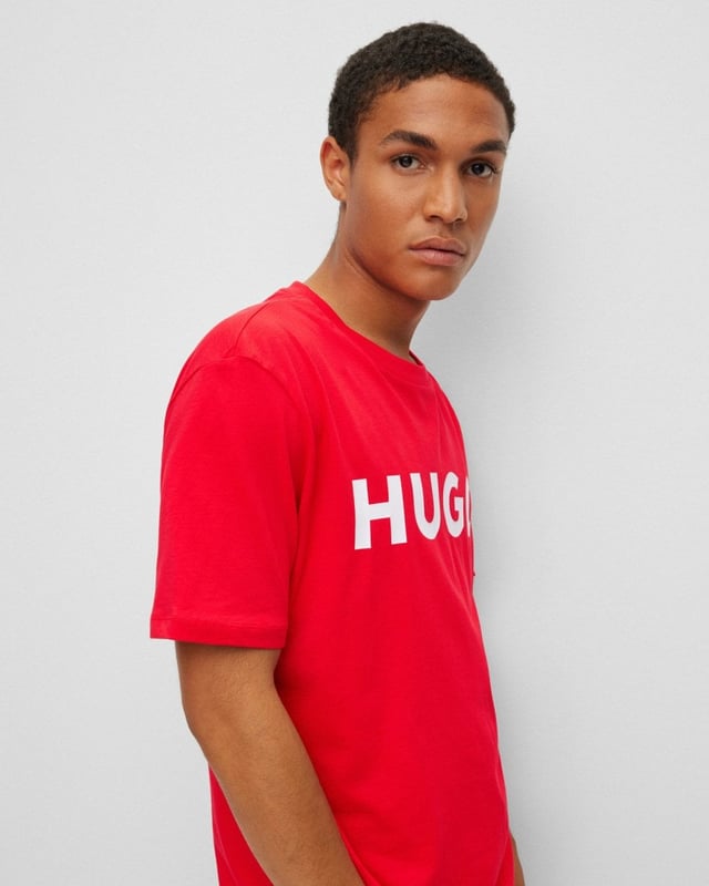 Offered in a straight fit, this T-shirt is crafted in pure-cotton jersey and printed with a contrasting HUGO logo across the chest.
Regular fitCrew neckShort sleeves
100% Cotton
50467556