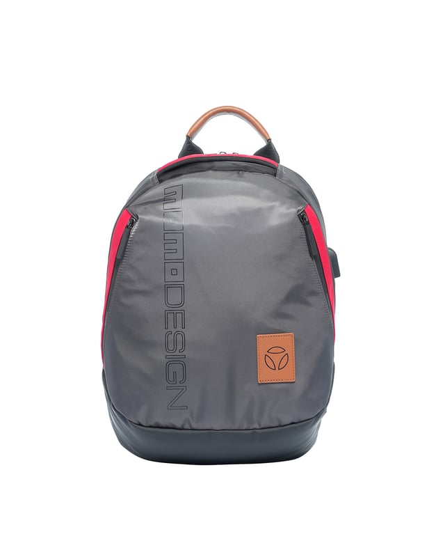 Mochila de hombre. El cierre es con cremallera. Los bolsillos internos son uno con cremallera. Hay dos bolsillos externos con cremalleras a los lados. Falta la correa para el hombro. El mango está fabricado en nailon. Hay un compartimento interno. El material exterior es ecopiel. Internamente está forrado en tejido 70% algodón - 30% poliéster. Medidas: 32x40x15 cm. Producto de moda