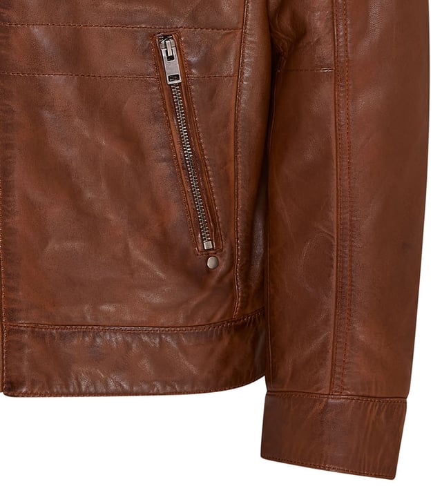 Dieses Stück ist eine moderne Version der klassischen Bikerjacke und vereint Stil und Funktionalität. Es ist aus ultraweichem Nappaleder gefertigt und verfügt über gesteppte Details an den Schultern und im oberen Brustbereich für einen eleganten, modernen Look. Es wurde auf Vielseitigkeit ausgelegt und verfügt über ein herausnehmbares Fleecefutter und eine verstellbare Kapuze, sodass es für alle Jahreszeiten geeignet ist. Mit vier Außentaschen mit Reißverschluss zur sicheren Aufbewahrung und zwei zusätzlichen Innentaschen ist diese Jacke praktisch und stylisch zugleich. Ob für einen lockeren Ausflug oder zum Tragen in mehreren Schichten bei kälterem Wetter, es ist leicht zu erkennen, warum diese Jacke derzeit ein Favorit ist. 100 % hochwertiges, ultraweiches Nappaleder. Herausnehmbares Fleecefutter und verstellbare Kapuze für ganzjähriges Tragen. Gesteppte Details an den Schultern und im oberen Brustbereich für zusätzlichen Stil. Vier Außentaschen mit Reißverschluss zur sicheren Aufbewahrung. Zwei Innentaschen für zusätzlichen Komfort. Stylische, moderne Version der klassischen Bikerjacke.