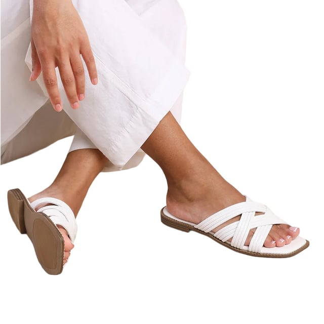 Boven: Kunstleer. Stoftechnologie: Duurzaam. Kruislingse riem. Platte Hak. Ontwerp: Schubben, Strappy. Teenstijl: Open. Sluiting: Slip-on. Geschikt voor: Breed.