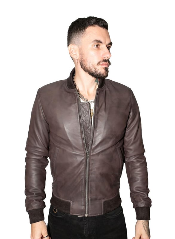 Inspirada en el estilo MA-1 de los años 50, esta chaqueta es un elemento básico icónico de los conjuntos casuales y se ha vuelto más popular con el paso del tiempo. Elaborada con nuestro cuero napa de grano completo de primera calidad, esta es una pieza de alta calidad que presenta dobladillos y puños elásticos para mayor comodidad y una apariencia cónica. La chaqueta se mantiene minimalista con añadidos en la parte delantera restringidos a dos bolsillos sutiles en la cintura para ese look de bombardero limpio. Recomendamos combinarla con jeans para un conjunto atemporal que sin duda se ha ganado su reputación como una opción para cualquier hombre que quiera mejorar su apariencia. • 100% cuero napa ultra suave de primera calidad • Dobladillos y puños elásticos para mayor comodidad • Cremallera YKK clásica en la parte delantera de la chaqueta • Disponible en colores negro, tostado y marrón • Incluye bolsillos integrados en el forro de la chaqueta y dos bolsillos exteriores en la cintura