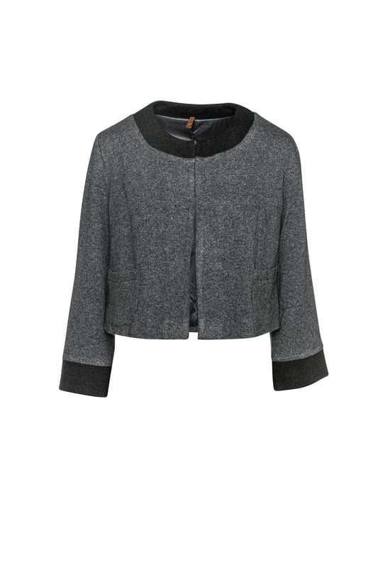 Bolero CONQUISTA in grey knit fabric. Dark grey contrast fabric on the front pockets, cuffs and neckline. Long sleeves and open in the front. To the waist in length. Stretch polyester lining. The model is 1.77m and is wearing size 36/S.
 49%viscose-34%acryl-11%wool-4%cashmere-2%elastan.