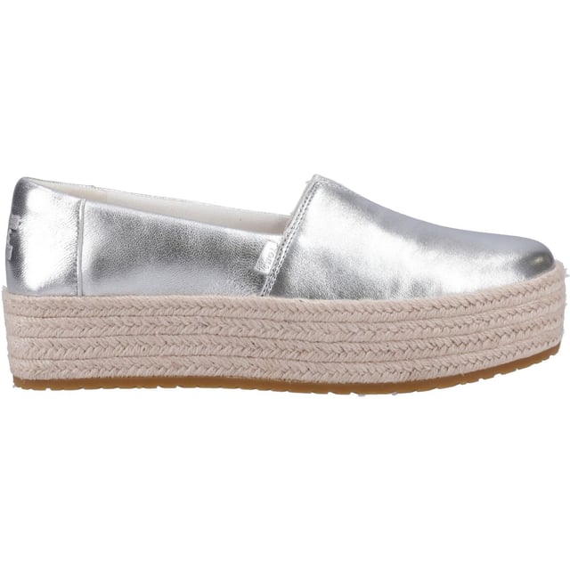 Espradilles, auf ein neues Level. Der Valencia-Schuh steht hoch auf einem plattformumwickelten Absatz aus Seil mit Nappa-Leder-Obermaterial, das zu all Ihren Lieblingslooks passt. Die weichen Cloudbound-Einlegesohlen bieten Unterstützung, Atmungsaktivität und Komfort für unterwegs.