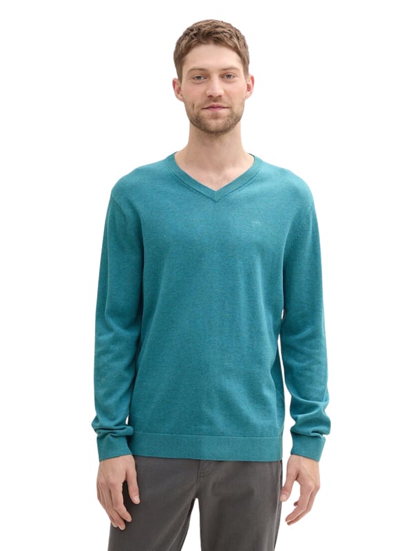 De gebreide herentrui van Tom Tailor biedt een klassieke maar stijlvolle look. Hij wordt gekenmerkt door een normale pasvorm, die zorgt voor een comfortabele pasvorm die niet te strak of te los zit. De V-hals geeft de trui een elegante touch die perfect is voor formele gelegenheden of alledaagse kantoorkleding, maar ook casual gedragen kan worden. De trui heeft lange mouwen en is gemaakt van hoogwaardig, gebreid materiaal dat je niet alleen warm houdt, maar ook aangenaam zacht is tegen de huid. Dankzij de hoogwaardige materialen is de trui zeer comfortabel om te dragen en behoudt hij zijn vorm, zelfs na vele wasbeurten. Deze gebreide trui is veelzijdig, zowel voor dagelijks gebruik als voor speciale gelegenheden, en past perfect bij jeans of chino's. Een must-have voor mannen die kwaliteit en tijdloos design belangrijk vinden.