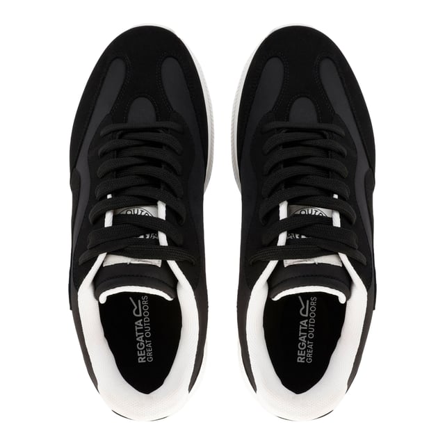 Regatta Heren Marine Retro Sportschoenen (Zwart) Bovenstuk: Nylon, Synthetisch. Binnenzool: TECFOAM. Buitenzool: EVA-schuim. Ademend, Schuimkraag, Vochtafvoerend, Gewatteerde kraag, Gewatteerde tong, Ventilerend. Vlakke. Snijden: Laag gesneden. Ontwerp: Contrasterende kleur, tekst. Teenstijl: Rond. Zoolkenmerken: Gevoerd, Schokdempend. Sluiting: Vetersluiting.