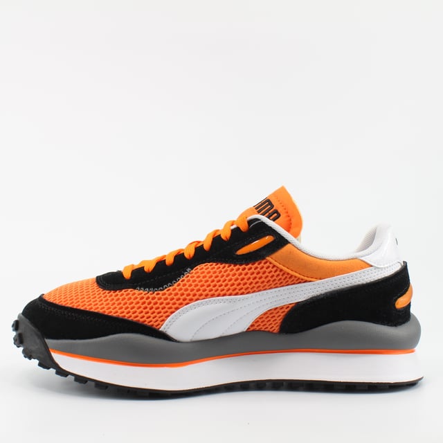 De PUMA Style Rider OG is absolute perfectie. Hij sluit naadloos aan bij de retro sneakertrend van tegenwoordig en is een eerbetoon aan de iconische Fast Rider die bijna veertig jaar geleden, in 1980, de industrie veroverde. De perfecte balans tussen klassiek en eigentijds, dit is een schoen die materialen en kwaliteit voorop stelt in het ontwerp.

Het bovenwerk in een opvallend oranje en zwart kleurenpalet is gemaakt van een ultra-ademend mesh-materiaal, terwijl de teen en hiel van boterzacht suède zijn voorzien. Langs de zijpanelen vind je de kenmerkende Formstrip van de Duitse gigant, evenals een "020" label bij de hiel.

Natuurlijk kunnen we het niet over de Style Rider hebben zonder de gloednieuwe RIDERFOAM tussenzool onderaan te noemen. Deze biedt niet alleen een ongeëvenaard comfort, de gripvaste buitenzool biedt duurzame tractie bij elke stap, waardoor deze schoenen ideaal zijn voor elke ondergrond.