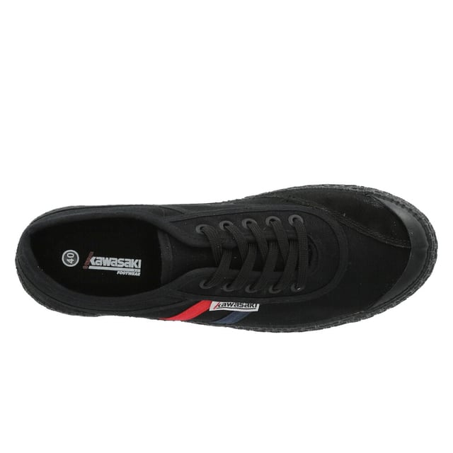 Siente el confort con cada pisada con las nuevas zapatillas de lona Retro. Ahora con una nueva suela 3,2 cm y una doble plantilla interior, las Retro combinan comodidad y moda en un solo zapato. Esta zapatilla de estilo retro utiliza ideas de los años 90 con un nuevo confort y crea un universo retro, que con sus múltiples combinaciones de colores alegra tu estilo diario.