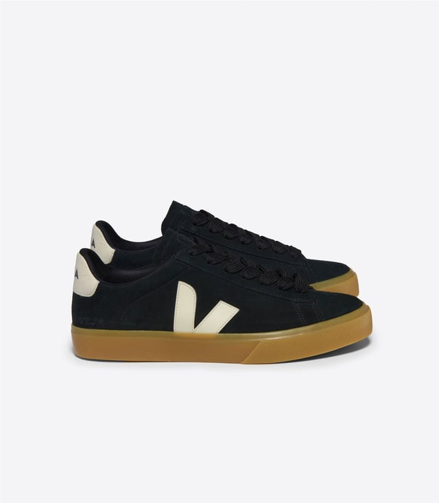 Til je Veja-spel naar een hoger niveau met deze Bold Campo-sneakers, een zwarte court-basic voor de modebewuste met een geweten. Gemaakt van zacht suède en aangevuld met een contrasterend, wit V-logo en hielkussen, een rubberen zool van duurzame en deels biobased materialen en een voering van biologisch katoen, zijn deze gestroomlijnde kicks gedurfd, comfortabel en aards.