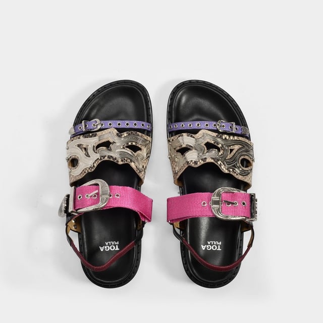Met zijn Franse en Japanse wortels is dit avant-gardistische merk, opgericht in 1997, een cultfavoriet geworden. Speel met de contrasten en combineer deze sandalen met een zijden of gebreide maxi-jurk. Hakhoogte: 3,5 cm. Hoogte platform: 2 cm. Kleuren: Zwart. Hoofdmateriaal: glad kalfsleer. Materiaal Zool: Rubber. Materiaal voering: leer. Sluiting: enkelbandje met gespsluiting. Teenvorm: rond open. Pasvorm: op maat - Maatvoering: Europees.