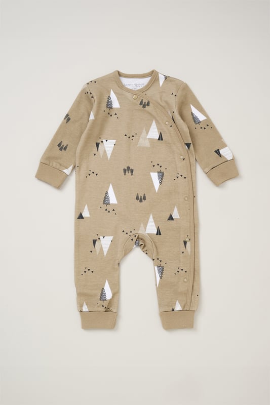 This Homegrown Baby printed 5-Piece Gift Set includes a cosy all-in-one, bodysuit, hat, and mitts. Made from soft 100% organic cotton, the set features 'Grow with Me' functionality for adjustable fit. Packaged in a mesh bag, it's the perfect gift for welcoming a new baby.