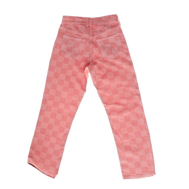 Inspired by 90s style, these straight-cut girls' trousers combine comfort and a retro look.

 Featuring a high rise and hidden adjustable waistband, it offers a custom, modern fit.

 Its loose design from the hips to the ankles, characteristic of the 90s, gives it a relaxed and casual look.

 Crafted from denim, these pants have a straight cut that offers a comfortable, relaxed fit.

 It features a checkered pattern throughout the garment, which gives it a fun and original touch.

 It features the classic five-pocket design, providing functionality. The button and zipper closure ensures a firm fit at the waist.
 Composition: 99% Cotton, 1% Elastane
 Care:
- Machine wash cold.
 - Use similar colors in the wash.
 - Avoid the use of bleaches.
 - Dry at low temperature in the dryer.
 - Iron at low temperature.
 - Do not dry clean.