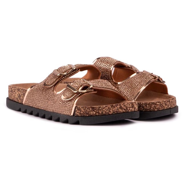 Ponte estos elegantes. Sandalias con plantilla brillante Cat de Solesister para darle el toque perfecto y reluciente de verano. Con dos correas con hebillas y hermosos adornos de pedrería. una suela con aspecto de corcho. Suela exterior estriada y plantilla moldeada para sentirse bien para mayor comodidad. Estas sandalias agregarán sofisticación. glamour sin esfuerzo para tus atuendos ventosos.