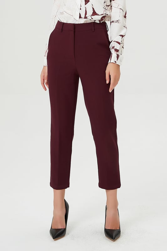 Een elegante taps toelopende snit die stopt net voor de enkel. Deze broek is een eenvoudig en trendy item om te associëren met al je tops van het seizoen. Een tijdloos stuk dat vrij comfortabel is dankzij de ietwat stretch -stof. Om zoveel te dragen als je wilt.

Productdetails:
Vorm: recht, taps toelopend
Lengte: 85 cm
Vlieg en binnenhaken vooraan
Het model meet 1m75 en draagt ​​maat 38