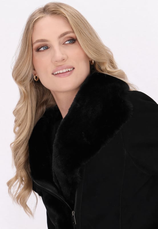 Ontdek het perfecte jack van schapenvacht dat stijl en warmte combineert. Dit item van geitenleer heeft een reverskraag, lange mouwen en een diagonale ritssluiting voor gemakkelijk dragen. Het casual maar veelzijdige ontwerp heeft zakken en zichtbare naden, waardoor hij perfect is voor koude dagen. Comfortabele zakken op de heuplijn. Voel je comfortabel en zie er elegant uit in deze bovenkleding.  Jas