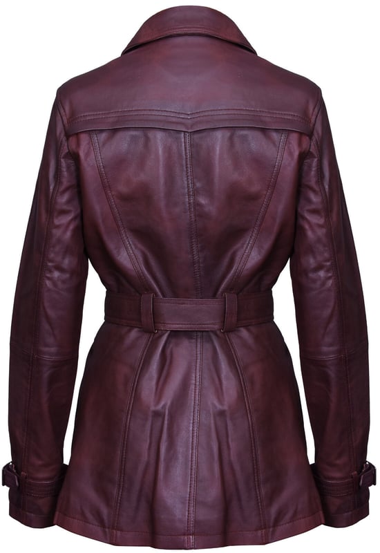 Treffen Sie zeitlose Eleganz mit unserem klassischen Trenchcoat. Dieses zweireihige Meisterwerk zeigt die ikonischen Merkmale, die den Trenchcoat-Stil ausmachen. Sein traditioneller Drei-Knopf-Verschluss führt zu einem gekerbten Kragen, der mit einer Schnalle gesichert werden kann und für zusätzliche Wärme an einen klassischen Hemdkragen erinnert. Die längere Länge der Jacke bietet zusätzlichen Schutz vor Kälte und macht sie zu einem vielseitigen Must-have für die Wintergarderobe. Wichtige Designelemente:  Hergestellt Aus 100 % hochwertigem, ultraweichem Nappaleder für unübertroffene Qualität und Komfort. Klassischer Trenchcoat-Stil mit zweireihigem Design und Knopfverschluss. Verstellbarer Bindegürtel und Riemen an der Bündchen sorgen für eine maßgeschneiderte Passform, die sich Ihrer Figur anpasst. Eingekerbter Kragen mit Schnalle für zusätzlichen Stil und Wärme. Zwei diskrete Handwärmtaschen an der Taille bieten praktischen Stauraum.  Dieser Trenchcoat kombiniert mühelos zeitlosen Stil mit Funktionalität und macht ihn zu einem Must-have für alle, die klassische Mode und Schutz vor den Elementen schätzen. Werten Sie Ihre Garderobe mit diesem ikonischen Stück auf.