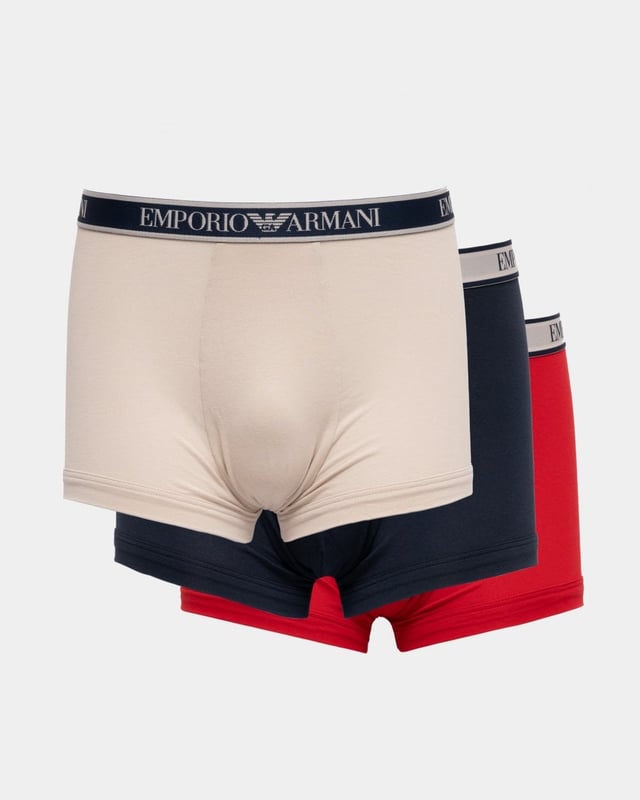 Discover the Emporio Armani boxer shorts 3-pack for men - the perfect combination of style and comfort! This set contains three high-quality boxer shorts that are equipped with a logo elastic waistband for a secure fit. The lined front with no opening ensures a comfortable fit while providing support. With the SHAPED FIT, these boxer shorts offer a modern and body-hugging silhouette that fits perfectly under your clothes. Made from high-quality materials, they guarantee a pleasant feel and long-lasting quality. Get the Emporio Armani boxer shorts 3-pack now and enjoy comfort and style all day long!
