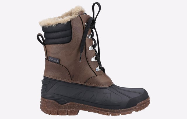 Inspired by the hidden tracks and unpredictable weather of the Cotswolds, these Hatfield hybrid weather boots combine a completely waterproof rubber sole and foot section and warming hi-leg upper for real practical comfort.
- Hybrid weather boot designed for the elements- Waterproof rubber galosh- Luxury faux sheering microfiber fleece lining- Breathable synthetic mesh panels- High leg opening and warming gussets- Five metal D-ring lace holds and cord lacing