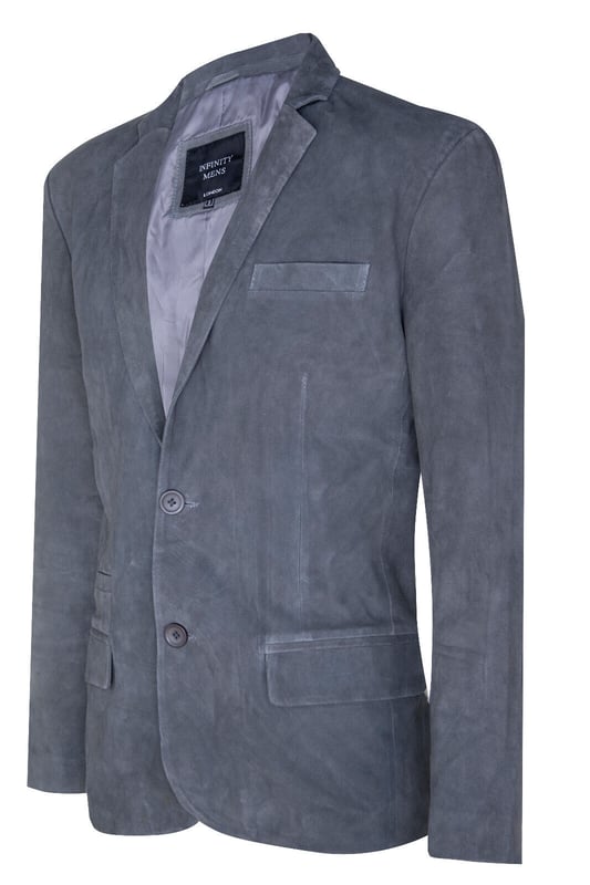 Una gran opción para crear un look sofisticado para ocasiones más formales, esta chaqueta blazer está confeccionada en nuestra piel de gamuza de cabra de primera calidad. Con un solo pecho, dos botones y bolsillos con solapa en la cintura, esta chaqueta tiene el apreciado estilo tradicional. La chaqueta ha sido diseñada con una silueta entallada y se ajusta a la cintura para lograr un ajuste perfecto. Los puños están abotonados y la parte trasera tiene una única abertura central. Presentamos esta versión contemporánea del blazer clásico en colores negro, marrón, gris y tostado para cuatro alternativas versátiles.