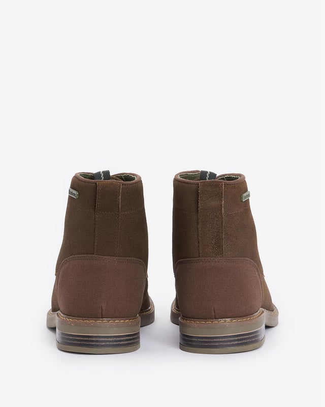 Botas Barbour Deckham de color marrón para hombre, fabricadas en piel y suela de goma. Incluyen la marca Barbour South Shields, ojales de metal cepillado y cordones encerados.