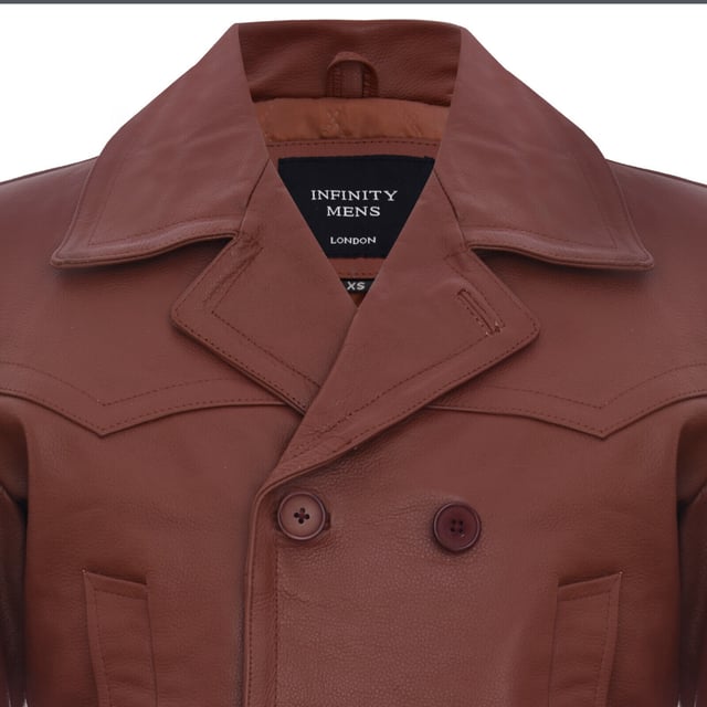 Inspirada en el diseño clásico del abrigo Pea, esta prenda está bellamente confeccionada en el cuero Nappa más suave para brindar un giro alternativo a un estilo icónico. Esta chaqueta tiene un acabado cruzado y tiene un cierre de cuatro botones. Para mayor comodidad, hay dos bolsillos para calentar las manos en ángulo en la cintura, además de dos bolsillos con solapa en la cadera. En la parte trasera de la chaqueta hay un cinturón ajustable para brindar un ajuste más personalizado. Esta chaqueta es un clásico poderoso y atemporal que será un elemento básico en su guardarropa durante los próximos años.