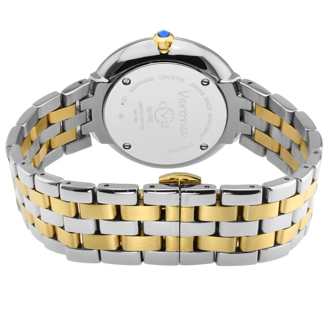 Con una larga y rica historia y deslumbrante con su encanto sutil, la Colección Verona de GV2 es lo mejor de lo que puede ser un reloj para mujer. Un toque suave y poderoso que deleita la vista, la Colección Verona es para el romántico que llevamos dentro. Al igual que la pintoresca ciudad del norte de Italia, los relojes Verona resisten el paso del tiempo utilizando el movimiento de cuarzo suizo. Brillantemente radiante pero discreto y mesurado, el elegante diseño presenta números en cursiva en las marcas 3, 6, 9 y 12, agregando toques suaves sobre una fabricación poderosa. El bisel de corte de diamante de 37 mm contiene una esfera de madreperla con 8 impresionantes diamantes en el dial protegidos por un cristal de zafiro antirreflectante, completando un diseño que inspiraría a Shakespeare. En la bella Verona, mientras el romance lidera, la construcción evoca un pasado antiguo que es decididamente moderno. Adornado con una corona estriada de extracción en piedra cabujón azul, un guiño a la ciudad junto al río, cada reloj Verona está asegurado con una pulsera trenzada y hebilla desplegable que hacen honor a las antiguas ruinas romanas y a la impresionante arquitectura medieval. Ya sea paseando por la plaza, disfrutando de una ópera en el anfiteatro o visitando el mini coliseo, la Colección Verona de GV2 inspira el amor a primera vista.

Reloj GV2 12903B para mujer con diamantes suizos Verona
Reloj de cuarzo suizo para mujer de la Colección Verona de GV2
Caja de bisel cortado de diamante de acero inoxidable/IPYG bicolor de 37mm
8 diamantes en esfera de madreperla blanca, índices dorados
Corona estriada de extracción con piedra cabujón azul
Pulsera bicolor de acero inoxidable/IP dorado con hebilla desplegable
Cristal de zafiro antirreflectante
Resistente al agua hasta 50 metros/5ATM
Movimiento de cuarzo suizo Ronda 784