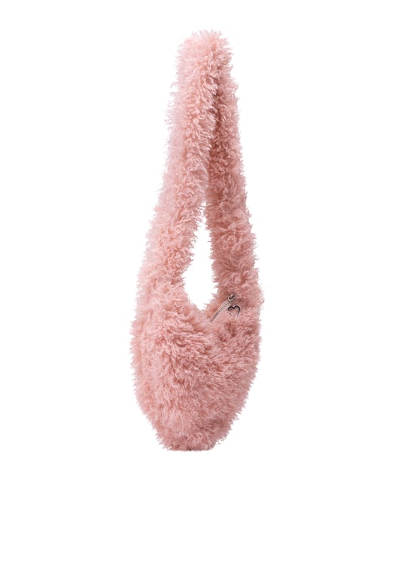 Deze tas van myMo is helemaal in de trend met zijn zachte teddymateriaal. Het ruime interieur van de tas biedt je genoeg ruimte om je spullen onderweg veilig mee te nemen. De lange schouderriem flatteert de ronde vorm van de tas. Een fijn maar zeer charmant detail is de kleine hartvormige hanger aan de ritssluiting.