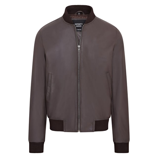Wir pr�sentieren die Varsity Lederbomberjacke f�r Herren, eine verfeinerte Version der klassischen MA-1 Fliegerjacke. Diese Jacke aus 100 % weichem Lammnappa bietet au�ergew�hnliche Haltbarkeit und einen geschmeidigen Fall. Die sichtbare Rei�verschlussfront verf�gt �ber einen breiten Steppstich-Rei�verschlusssteg, erg�nzt durch Rippstrickkragen, -b�ndchen und -saum f�r zus�tzliche W�rme und eine schlanke Silhouette. Mit vier Taschen � zwei an der Taille und zwei innen, darunter eine sichere Rei�verschlusstasche � kombiniert diese komplett gef�tterte Jacke nahtlos Stil und Funktionalit�t. � Aus 100 % weichem Lammnappa f�r Haltbarkeit und Komfort � Sichtbarer Rei�verschluss vorne mit Steppstich-Rei�verschlusssteg � Rippstrickkragen, -b�ndchen und -saum zur Isolierung � Vier Taschen: zwei an der Taille und zwei innen, eine mit Rei�verschluss � Komplett gef�tterte Innenseite f�r zus�tzliche W�rme und Komfort