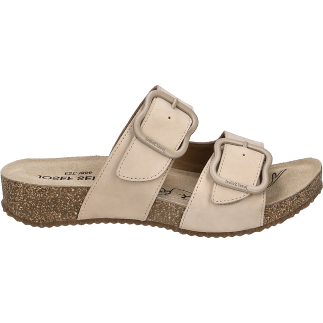 Mit der Tonga 64 Sandale von JOSEF SEIBEL erlebst du den Sommer in seiner vollen Pracht. Dieses beige Damenmodell vereint traditionelles Handwerk mit modernem Komfort. Gefertigt aus hochwertigem Nubuk-Rindsleder, bietet es eine ideale Kombination aus Langlebigkeit und weichem Tragegefühl. Die Sohle aus einer innovativen Mischung von TR, PU und Kork garantiert Rutschfestigkeit, Flexibilität und Leichtigkeit, perfekt für lange Spaziergänge im Freien. Dank des praktischen Klettverschlusses lässt sich die Sandale schnell an- und ausziehen. Die Spirit of Nature Kollektion steht für charakterstarkes Design und bequemes Gehen, ohne dabei die Umwelt zu belasten. Die AGO-Fertigungsart, eine leichte und formbeständige Machart, unterstreicht die Qualität und das handwerkliche Können, das hinter jedem Schuh von JOSEF SEIBEL steckt. Ideal für die Freizeit, spiegelt Tonga 64 die Philosophie von Slow Fashion wider, indem sie Stil, Bequemlichkeit und Nachhaltigkeit vereint.