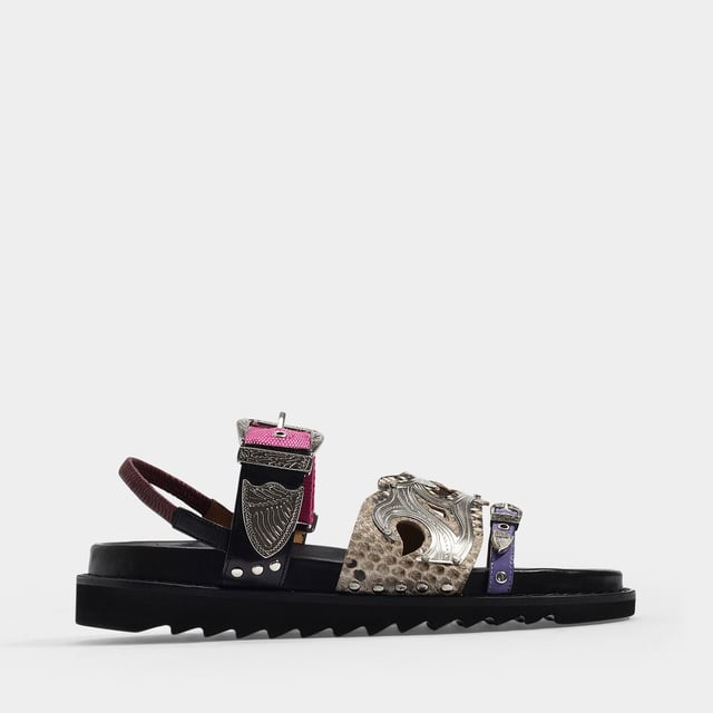 Met zijn Franse en Japanse wortels is dit avant-gardistische merk, opgericht in 1997, een cultfavoriet geworden. Speel met de contrasten en combineer deze sandalen met een zijden of gebreide maxi-jurk. Hakhoogte: 3,5 cm. Hoogte platform: 2 cm. Kleuren: Zwart. Hoofdmateriaal: glad kalfsleer. Materiaal Zool: Rubber. Materiaal voering: leer. Sluiting: enkelbandje met gespsluiting. Teenvorm: rond open. Pasvorm: op maat - Maatvoering: Europees.