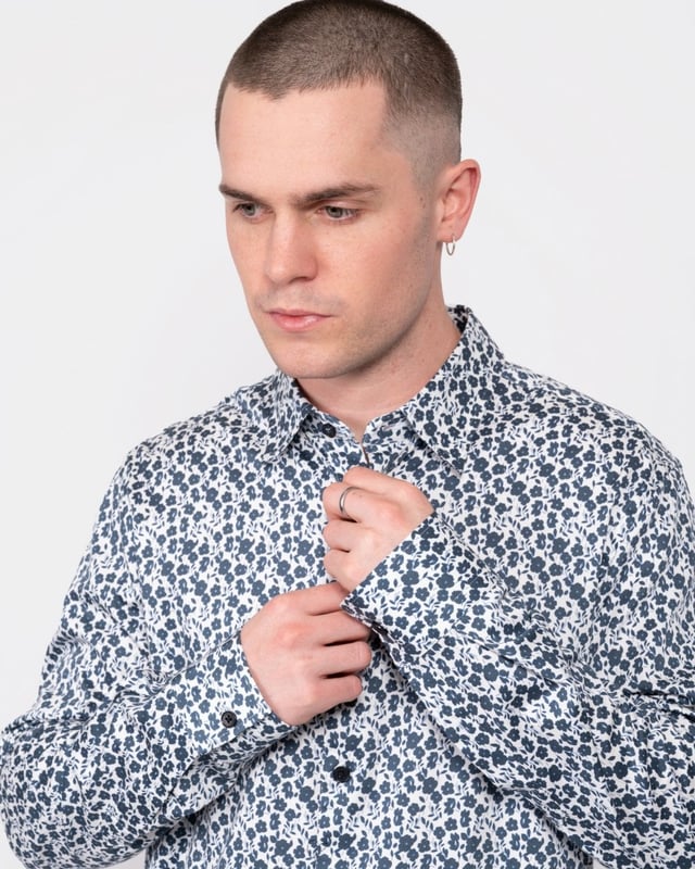 Verfraai je garderobe met ons CAPUA overhemd, gemaakt van een comfortabele katoenmix. Dit overhemd is een must-have, met een charmante ditsy bloemenprint die een speelse touch aan je look toevoegt.



Button up overhemd
Katoenmix
Ditsy bloemenprint
Lange mouwen
Klassieke kraag


97% Katoen, 3% Elastaan
 
272163

 






 