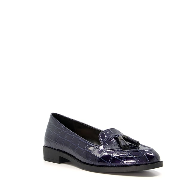 Traditionally styled Global is guaranteed to become an integral part of your ensemble this season. Crafted from the finest materials in various finishes, this almond-toed loafer nods to equestrian styling with heritage-inspired tassel trims. Finished with a lined footbed for added comfort, this eternally stylish slip-on design is a classic addition to any wardrobe.