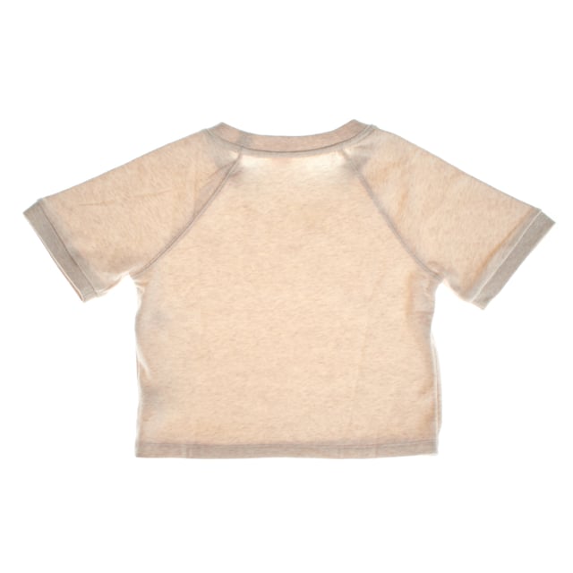 Esta camiseta de manga corta para niñas ofrece un diseño juvenil con un corte recto y calce holgado, ideal para un estilo relajado y cómodo. 

Con una longitud que llega justo por encima de las caderas, está confeccionada en un tejido suave y elastizado que garantiza libertad de movimiento. 

Presenta un cuello redondo clásico y el logotipo de Gap en el pecho, lo que le añade un toque moderno y casual, perfecta para el día a día.
 Composición: 77% Algodón, 23% Poliéster
 Cuidados:
- Lavar a máquina en agua fría  y ciclo delicado.
- Usar detergentes suaves.
- Usar secadora a baja temperatura.
- Planchar a bajas temperaturas.
- No lavar en seco.