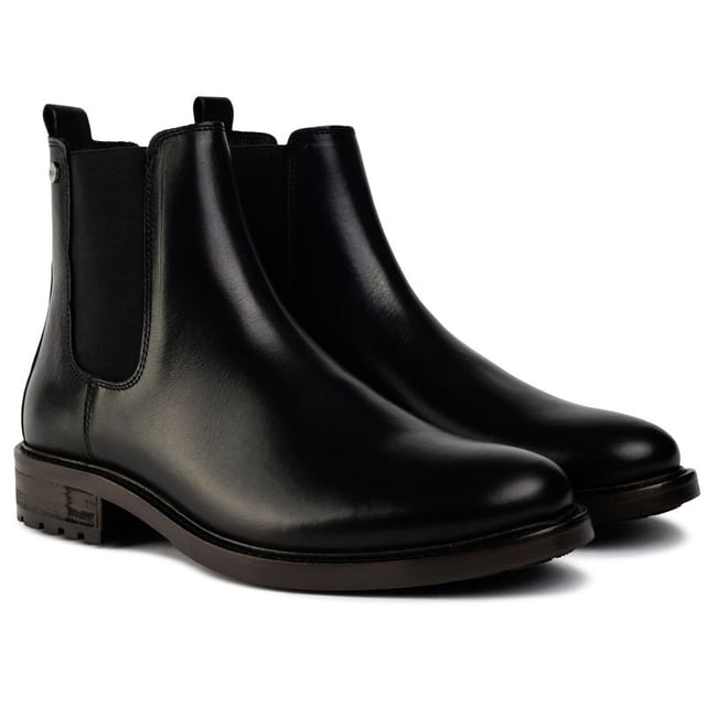 Estas clásicas botas Chelsea Pento de SOLE tienen un estilo moderno y una apariencia elegante. Están hechas con una parte superior de cuero de lujo y un forro de cuero suave que se adapta a la forma de tus pies. Los refuerzos elásticos y un detalle refinado de broche de metal característico le agregan una dimensión visual a este básico exclusivo. Perfecto para dar el salto a la nueva temporada con estilo y personalidad.