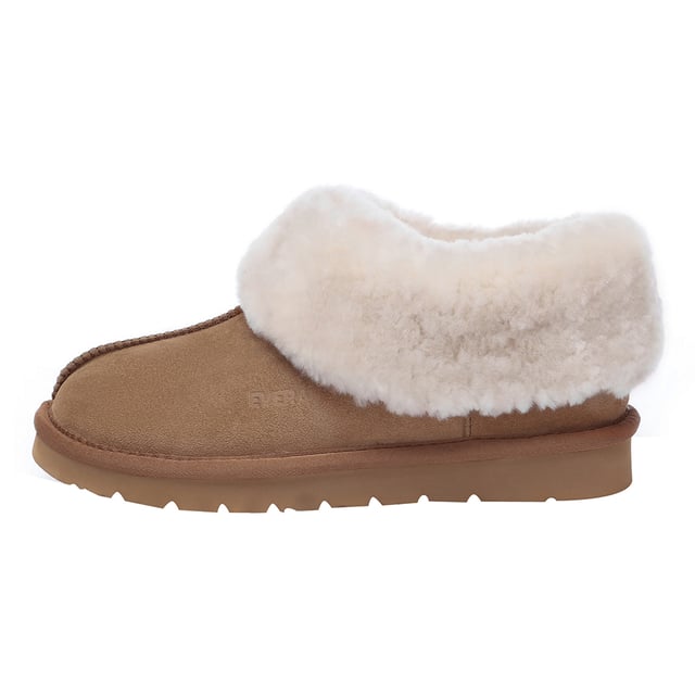 Estas acogedoras pantuflas con costura central y cuello completo ofrecen una invitación a disfrutar de una comodidad incomparable. Confeccionado con un forro y una plantilla hechos de piel de oveja, proporciona calidez transpirable para los pies fríos. Especificación: Parte superior de gamuza Forro cálido de lana de piel de oveja Plantilla de lana de piel de oveja suave Suela Eva Tecnologías: Parte superior resistente al agua Suela ligera