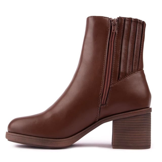 Get Ready To Embrace Day-to-night Chic With The Rocket Dog Sonora Platform Chelsea Boots. These Stylish Boots Feature A Black Faux Leather Upper, Chunky Heel, And Platform Sole As Well As A Zip Closure And Plush Foam Comfort Insole For Added Comfort. It's Time To Hit The Town In Style With This Essential Wardrobe Staple.