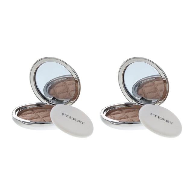This luxurious silky powder sets like a second skin giving you a flawless sheer matte finish. A precision face puff guarantees tiptop application and touchups. Comes in a beautiful silver compact crafted from aluminium