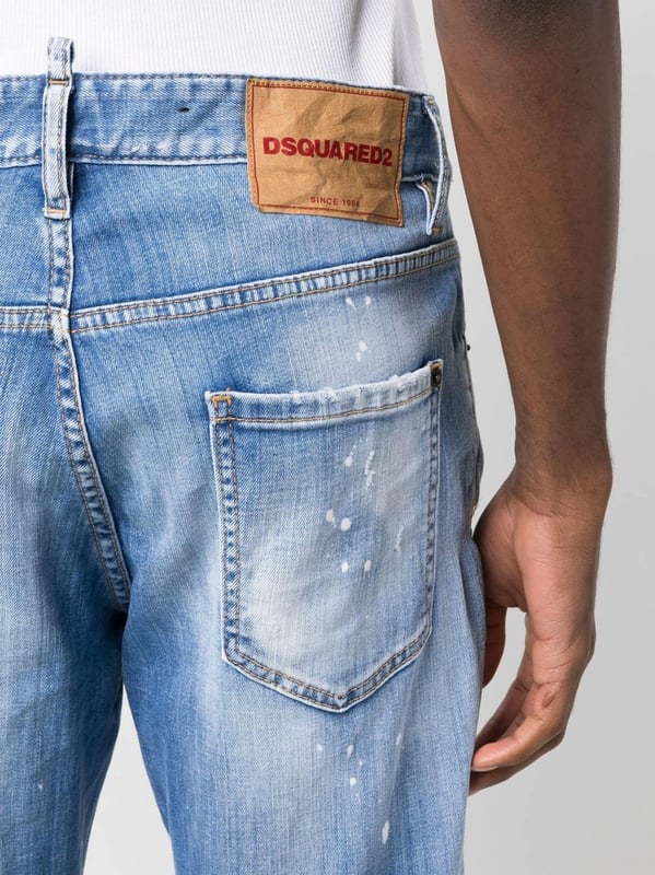 Detailed with heavy distressing, these jeans speak to Dsquared2's street-style aesthetic. The lived-in looking pair is cut to a cropped leg and features a paint-splatter effect, for a further deconstructed finish.


Made in Italy