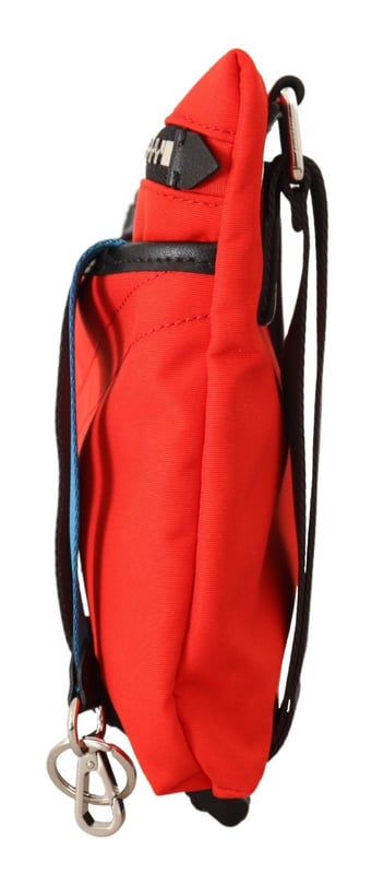 A estrenar con etiquetas y bolsa guardapolvo.
  Color: Rojo/Negro.
  Material: 92% poliamida 8% acrilico.
  Cierre de cremallera.
  1 compartimento principal.
  Bolsillo interno de parche.
  Parche con el logotipo en la parte delantera.
  Correa ajustable par.