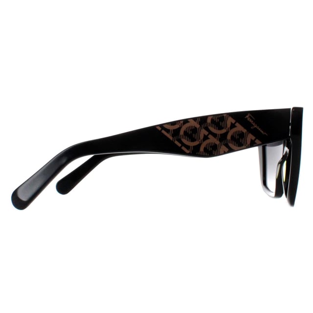 Las gafas de sol Salvatore Ferragamo SF1081SE 001 negras con degradado gris son una verdadera encarnaciÃ³n del lujo y la sofisticaciÃ³n italianos. Elaboradas con una meticulosa atenciÃ³n al detalle, estas gafas de sol cuentan con una impresionante montura de acetato adornada con intrincados detalles y el icÃ³nico logotipo de Salvatore Ferragamo, que muestra la elegancia atemporal de la marca. Las lentes cuadradas de gran tamaÃ±o ofrecen estilo y protecciÃ³n contra los rayos UV, lo que le garantiza una imagen atrevida a la vez que protege sus ojos de los rayos daÃ±inos del sol.