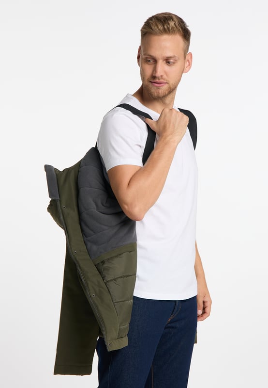 Deze jas van Mo is een echte allrounder! Het is gecoat, heeft gesealde naden en is daardoor wind- en waterafstotend. Dankzij de vulling en de zachte fleecevoering houdt hij u ook warm op arctisch koude dagen. Een gevoerde capuchon met koord en twee zijzakken bieden extra bescherming, evenals de verborgen ritssluiting en geribde manchetten. En als het wat warmer wordt, kun je de jas als een rugzak dragen met de functiebanden aan de binnenkant, zodat je je handen vrij hebt. Een logo-opdruk op de bovenarm zorgt voor de laatste accenten.  winterjas