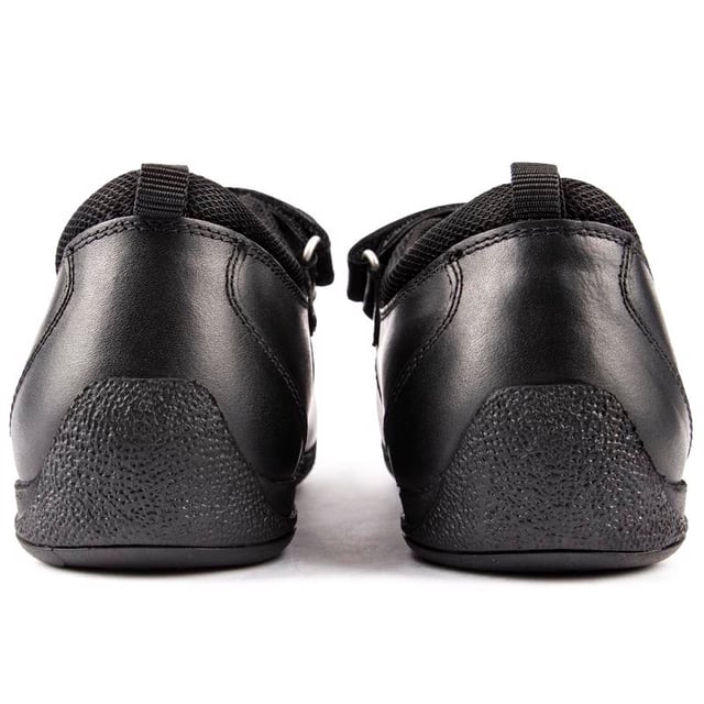Si los zapatos escolares necesitan funcionar y verse bien. prueba lo elegante. pero elegante y cómoda Hush Puppies Clara. Estas bailarinas con tiras negras. al estilo Mary Jane. cuentan con una plantilla microfresh. cuello acolchado y cierre de gancho y bucle y una parte superior fabricada en cuero de alta calidad.